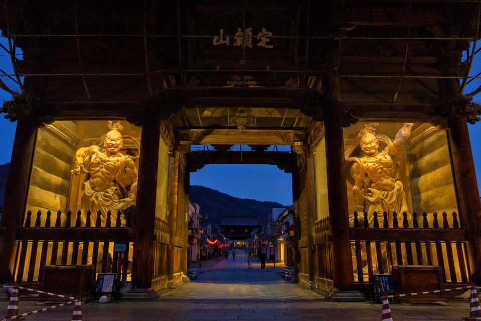 Zenko-ji - Niomon Gate