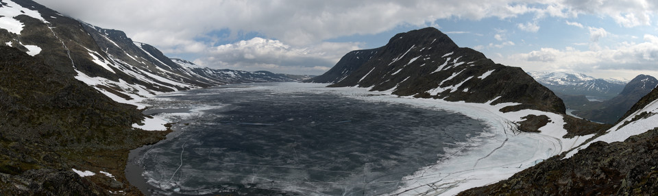 Besseggen - Frozen Bessvatnet Panorama