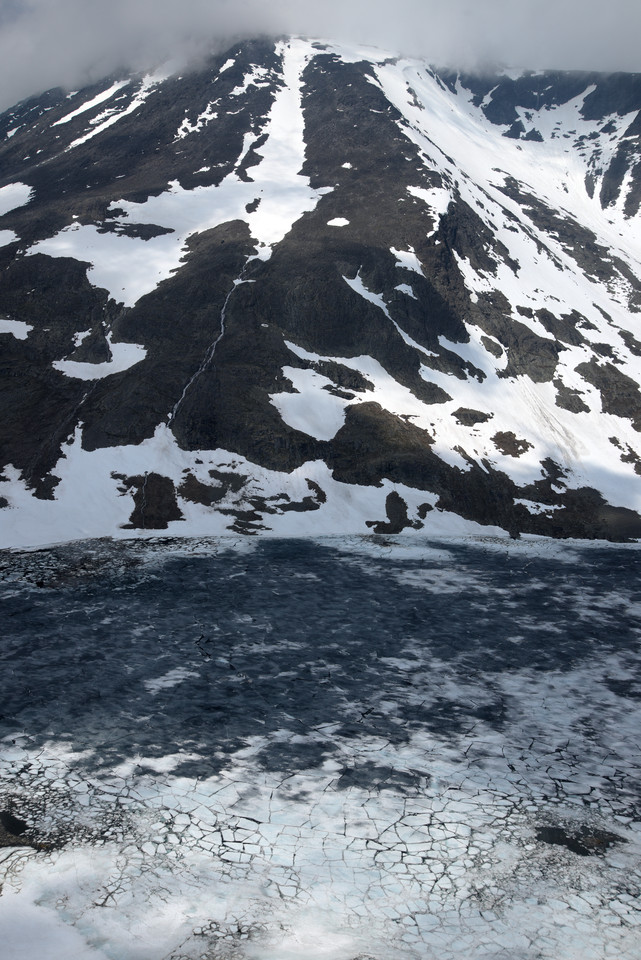 Besseggen - Frozen Bessvatnet and Mountaintop